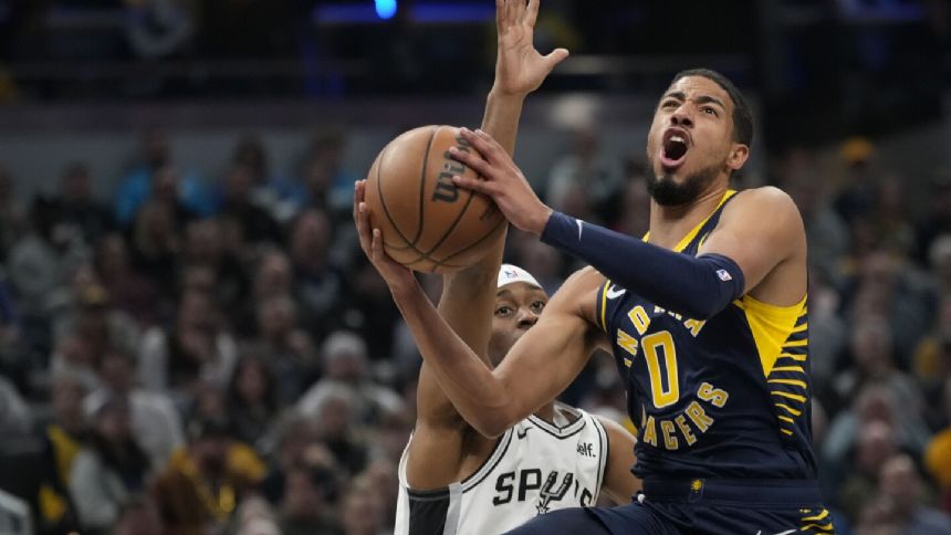 Haliburton, Pacers get Carlisle his 900th win with 152-111 rout of Spurs