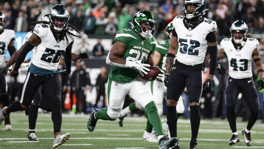 Hall runs for a late TD and the Jets shock the Eagles 20-14 to send Philly to its first loss