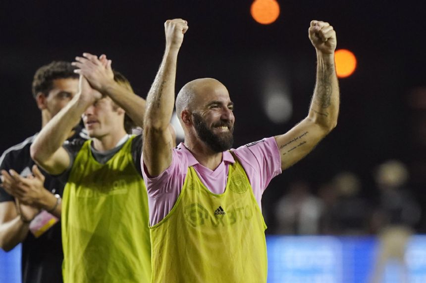 Higuain scores 2 goals to help Miami clinch playoff spot