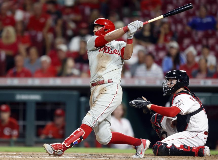 Hoskins, Phillies post 10,000th franchise win, top Reds