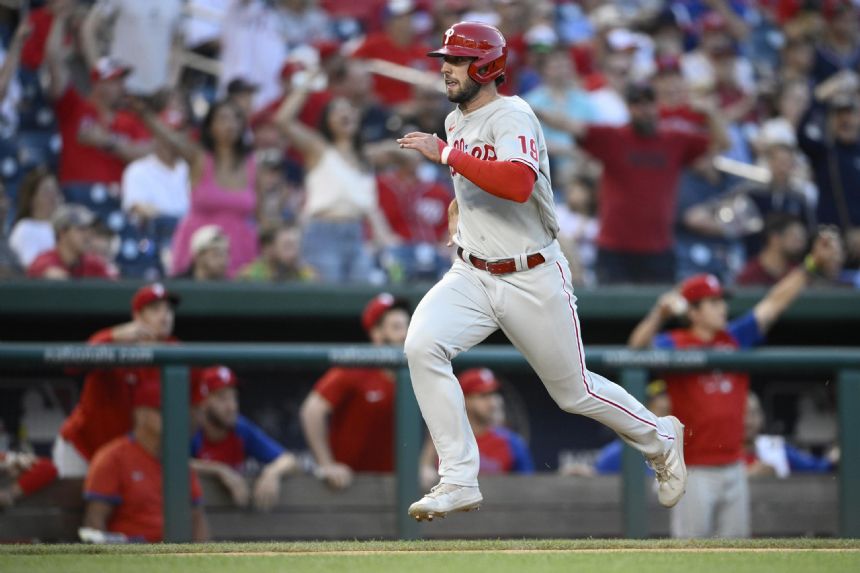 Hoskins' pinch-hit in 10th, Phils top Nats; 15 W in 17 games