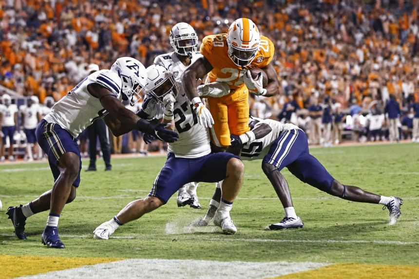 Hyatt's big plays lead No. 15 Tennessee over Akron, 63-6