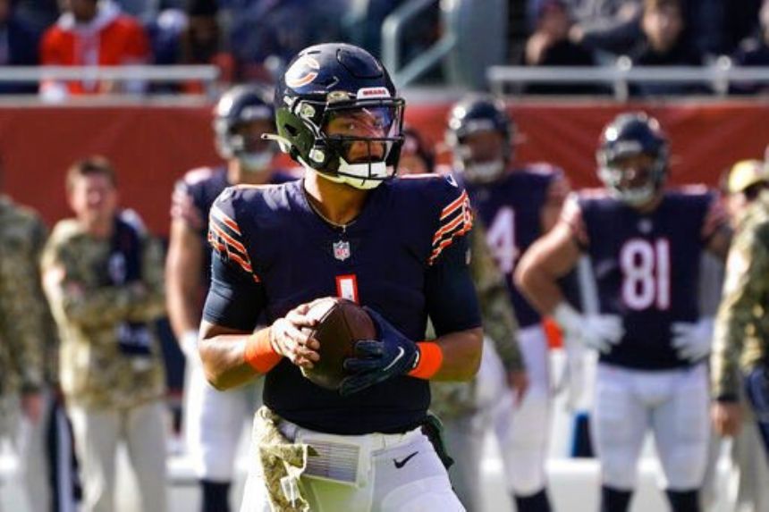 Injury to ribs leaves Fields' status up in the air for Bears