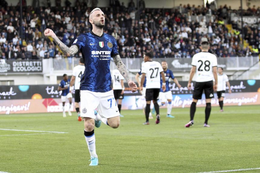 Inter beats Spezia to top Serie A ahead of AC Milan-Genoa