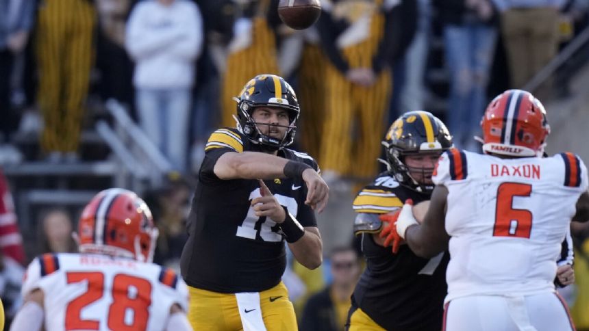 Iowa rallies in fourth quarter to defeat Illinois, 15-13, and clinch Big Ten West title