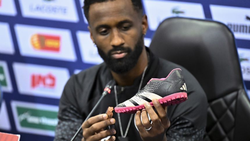 Israeli soccer team captain displays shoe of kidnapped child ahead of qualifying match in Hungary