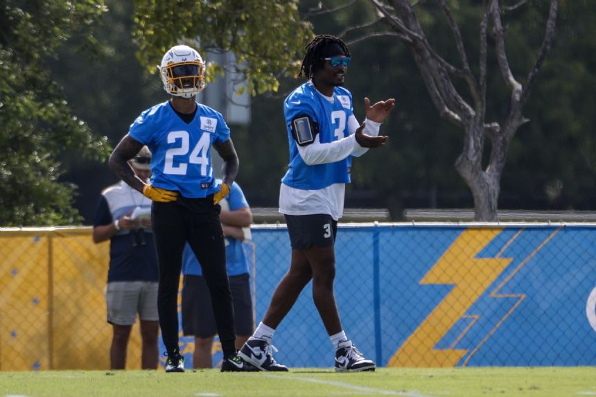 James remains on Chargers sideline without extension