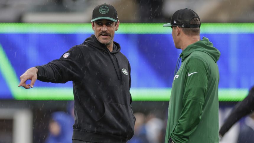 Jets' Aaron Rodgers drops back and puts weight on injured leg during warmups before game vs Giants