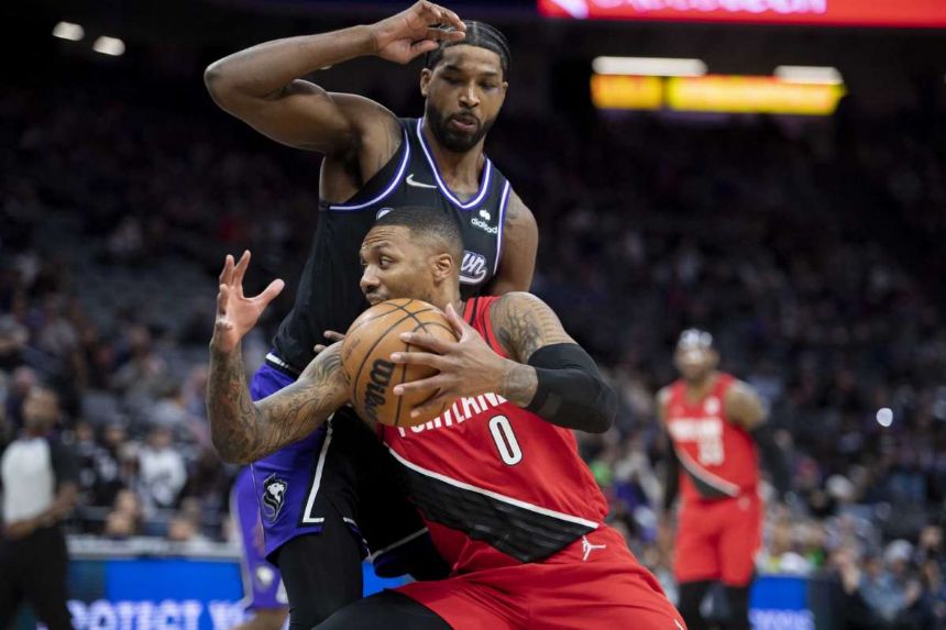Kings hold off Blazers 125-121 in tech-filled game