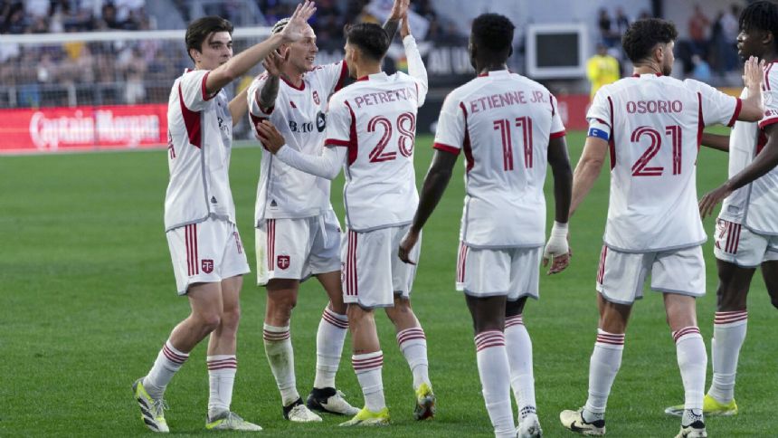 Klich nets equalizer for DC United in 2-2 draw after red cards on Toronto FC's Bernardeschi, Gomis