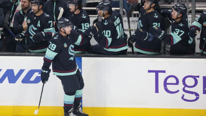 Kraken win for the 1st time in 5 game this season, beating Hurricanes 7-4