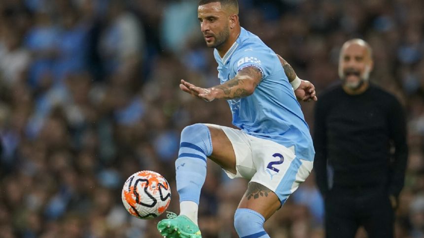 Kyle Walker extends Man City contract until 2026