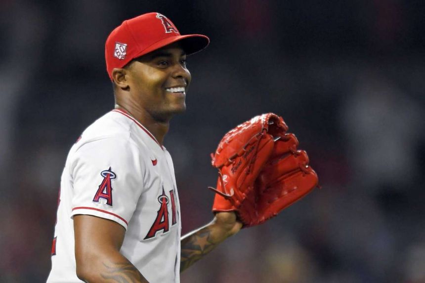 LA Angels re-sign closer Raisel Iglesias to $58 million deal