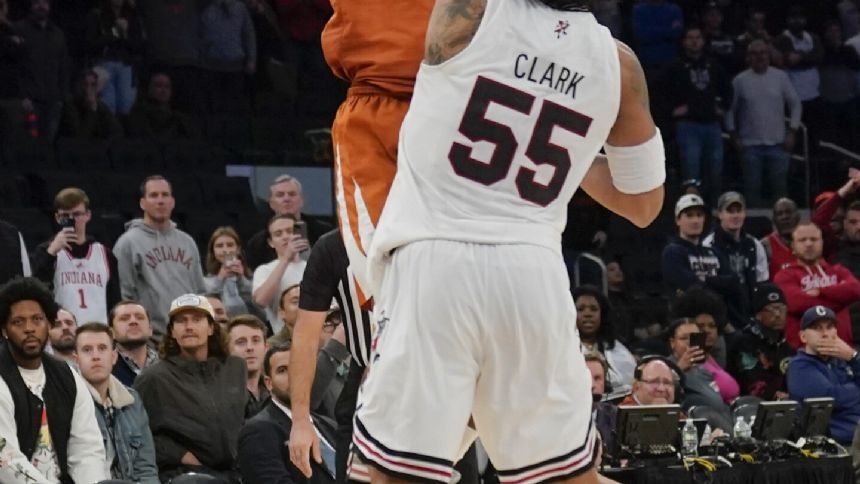 Last-second jump shot lifts No. 19 Texas over Louisville 81-80