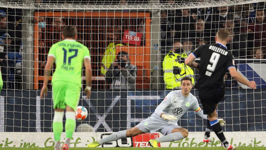 Late Reus goal helps Dortmund close gap on Bayern to 1 point