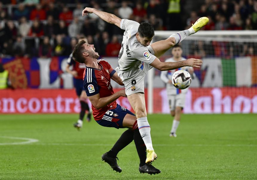 Lewandowski and Pique sent off as Barca rallies past Osasuna