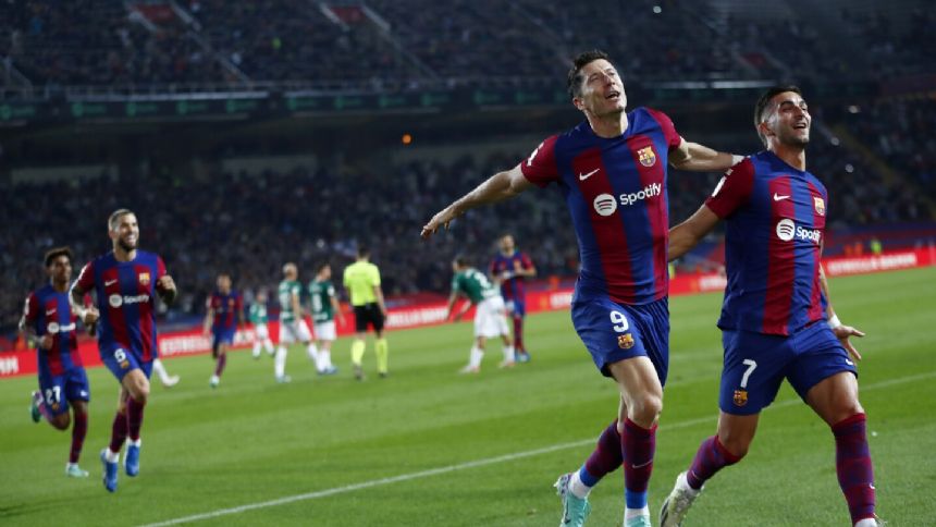Lewandowski scores twice to rally Barcelona to 2-1 win over Alaves in Spanish league