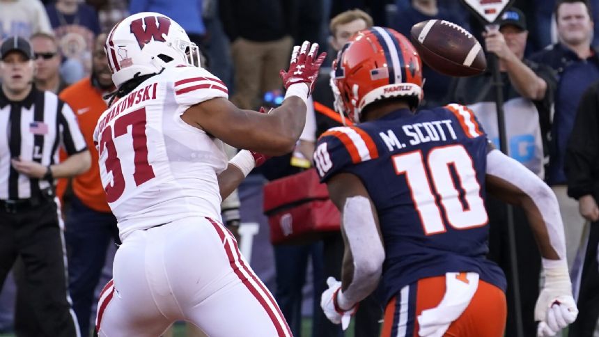 Locke's TD pass caps 18-point fourth-quarter Wisconsin comeback win over Illinois, 25-21