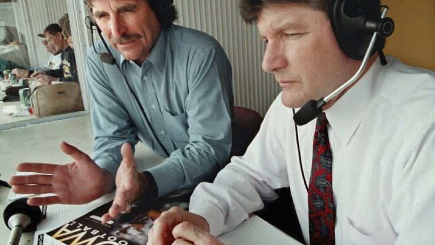 Longtime Hawkeyes football broadcaster Ed Podolak steps down from his radio analyst role