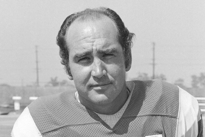 Longtime NFL quarterback, Kansas star John Hadl dies at 82