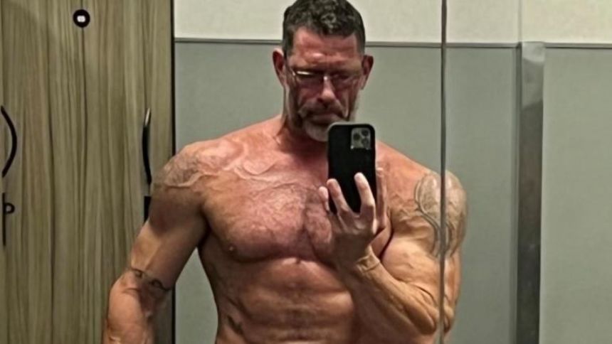 LOOK: Former MLB pitcher Kyle Farnsworth has transformed into a jacked bodybuilder