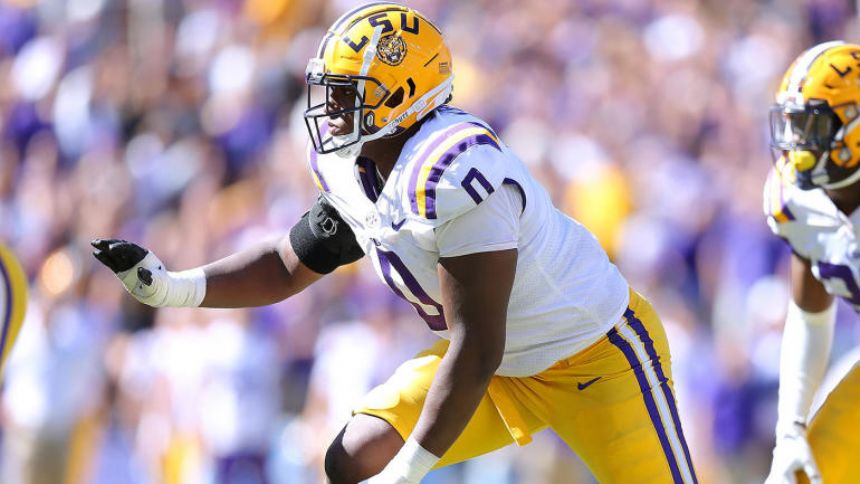 LSU DL Maason Smith suffers knee injury while celebrating a stop in game vs. Florida State