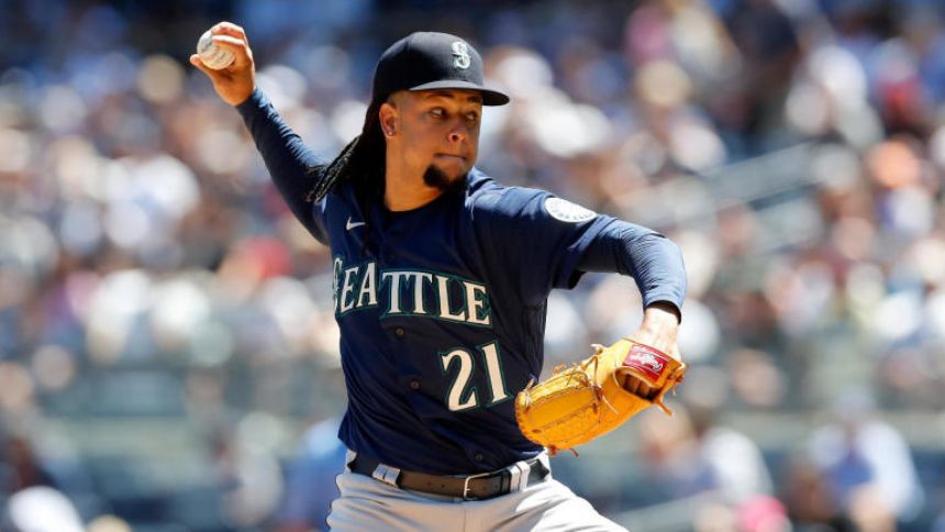 Luis Castillo beats Yankees in Mariners debut after Seattle ambushes Gerrit Cole for three first-inning homers