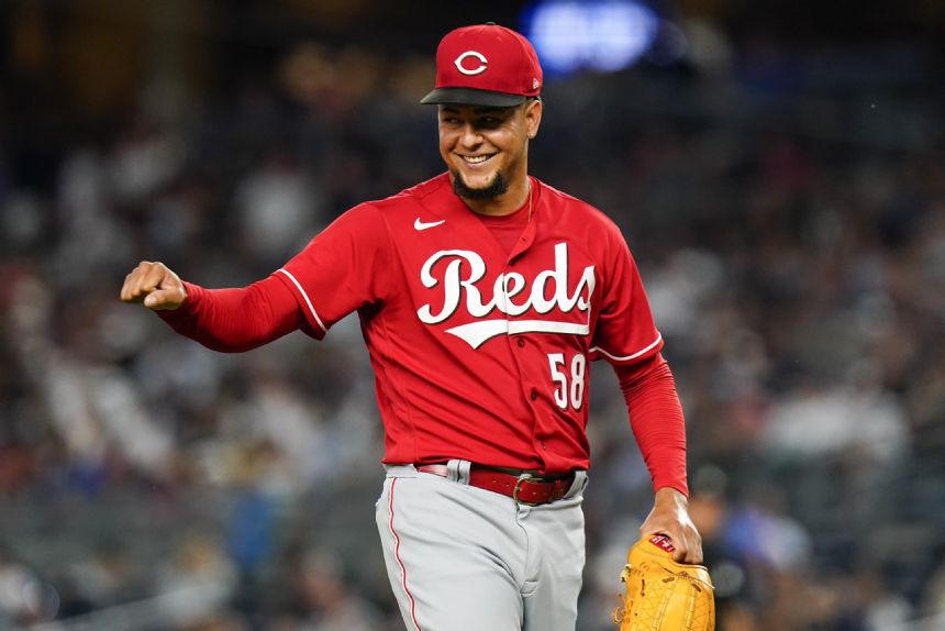 Luis Castillo dealt to Mariners by Reds for 4 prospects