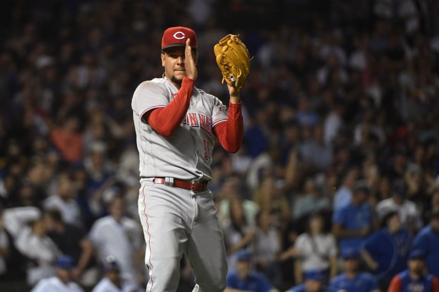 Luis Castillo strikes out 11 as Reds beat Cubs 5-3