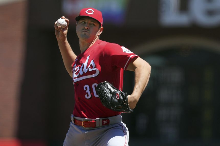 Mahle ends long drought, Reds thump Giants 10-3