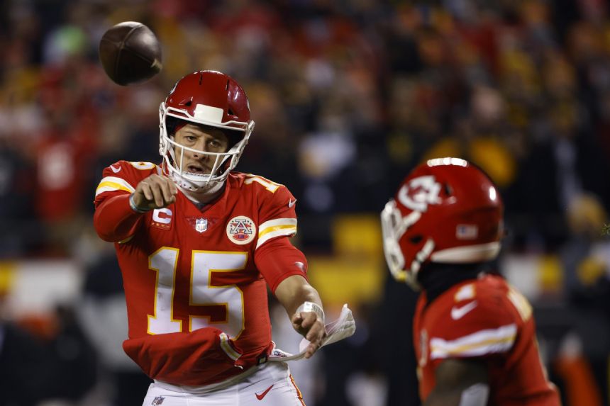 Mahomes leads Chiefs to 42-21 wild-card romp over Steelers
