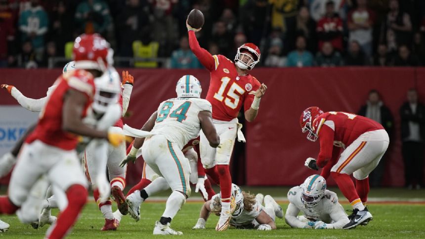 Mahomes throws 2 TDs and Chiefs hang on to beat Dolphins 21-14 in Germany