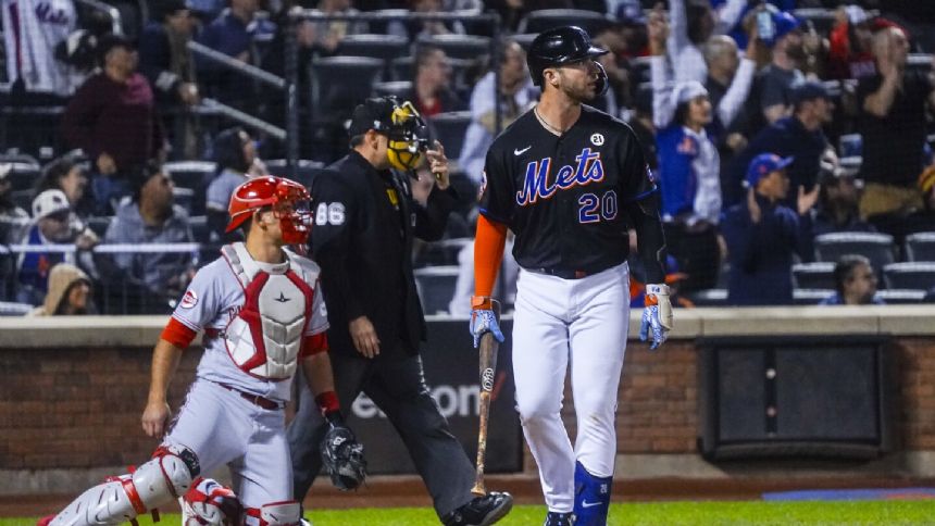 Man snags 2 foul balls in span of 3 pitches at Citi Field, gives them to his mom as birthday gift