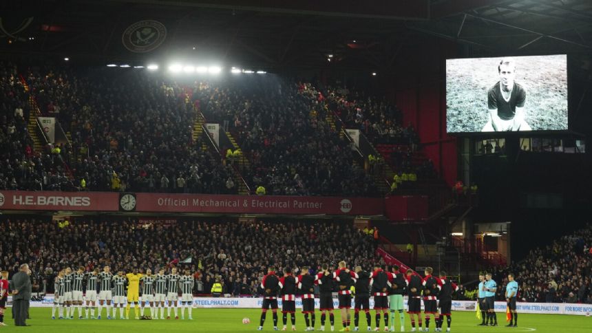Man United players pay respects to the late Bobby Charlton before Premier League game