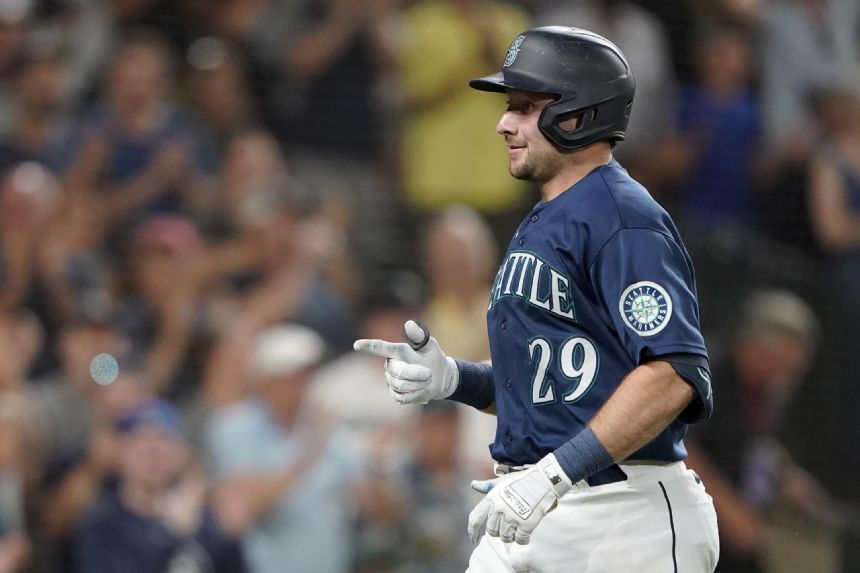Mariners keep rolling, score 2 in ninth to beat Rangers 5-4