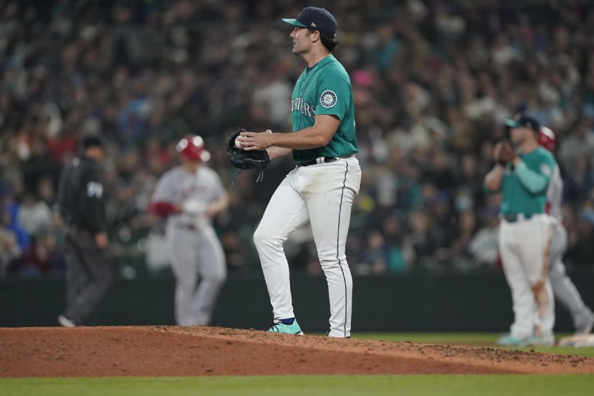 Mariners' Ray loses no-hit bid on ball off his own glove