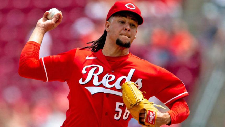 Mariners reportedly acquiring Luis Castillo from Reds