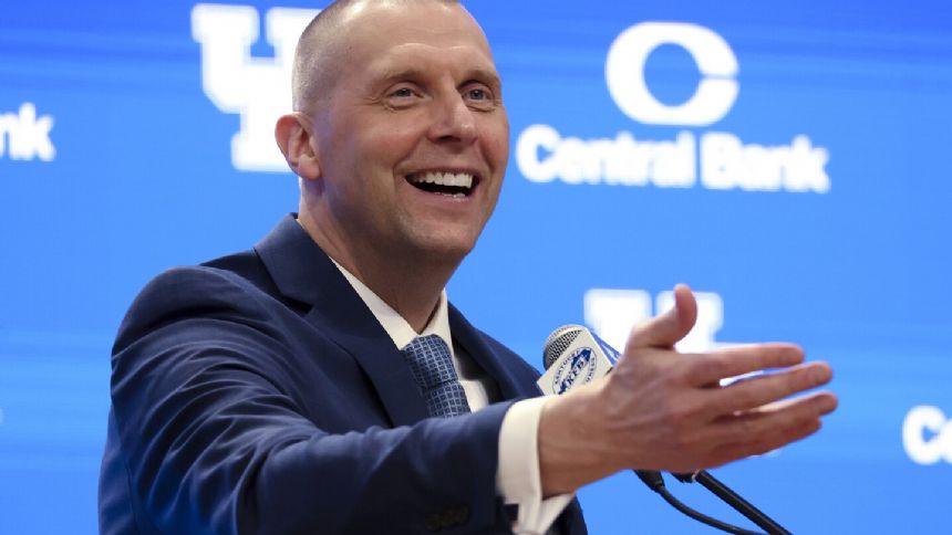 Mark Pope looks to veterans and being himself as he adapts to coaching Kentucky after John Calipari