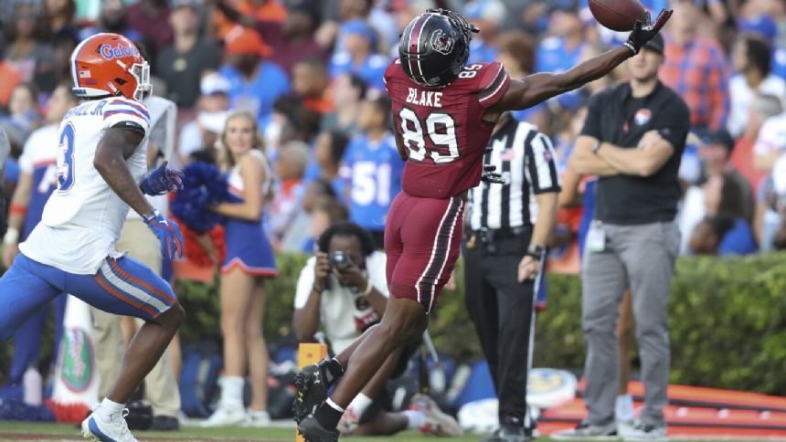 Mertz's 3 TDs, career day rallies Florida to 41-39 victory over South Caroilna
