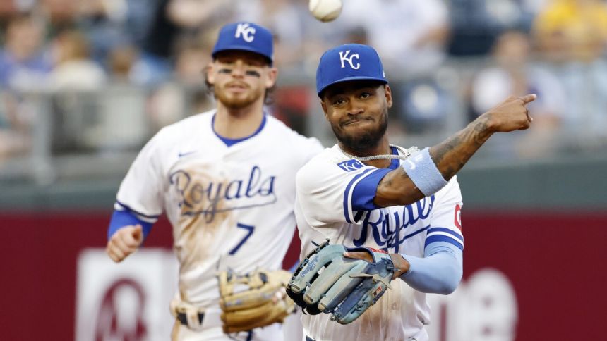 Michael Massey, Maikel Garcia key a 7th-inning rally for the Royals in a 3-2 win over the Brewers