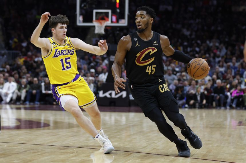 Mitchell scores 43, Davis leaves early as Cavs beat Lakers