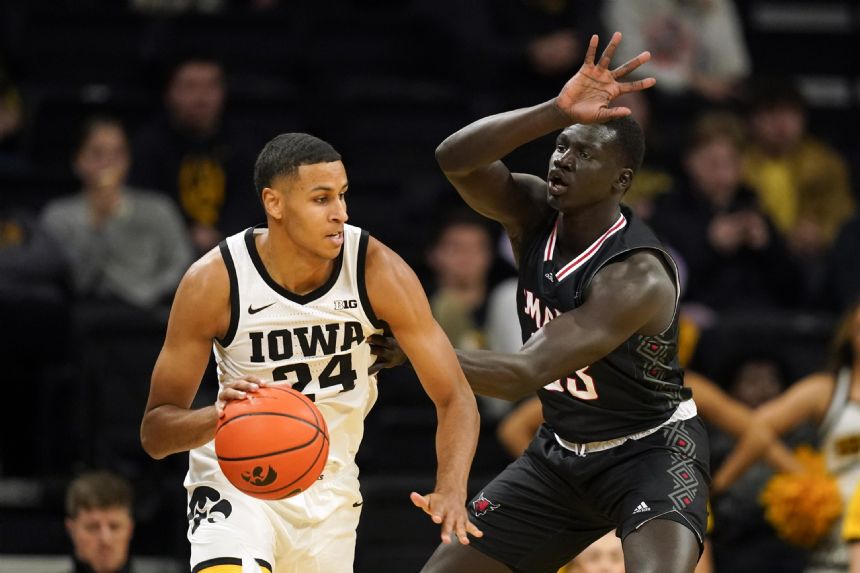 Murray scores 30 as No. 25 Iowa defeats Omaha 100-64