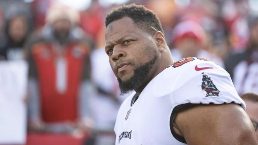 Ndamukong Suh wants to continue NFL career, but says 'It looks like the Bucs are out of the picture'