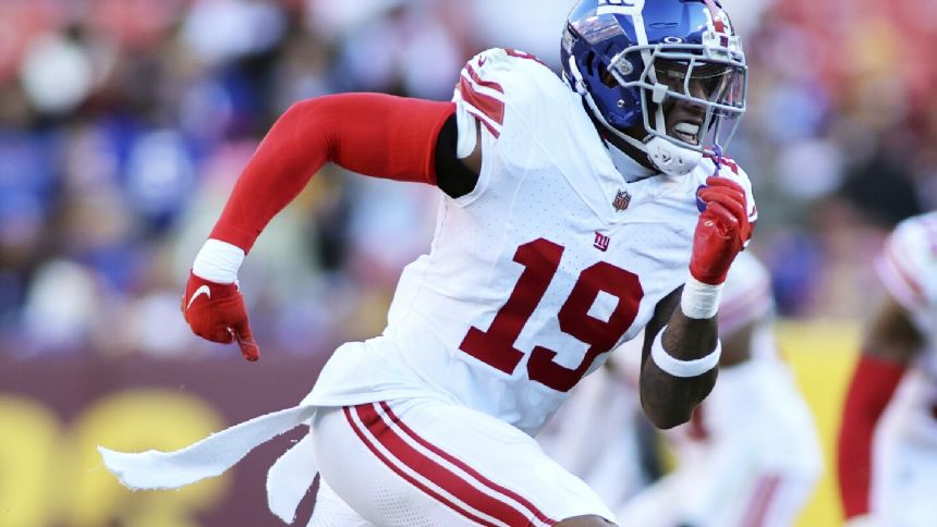 New York Giants re-sign linebacker Isaiah Simmons