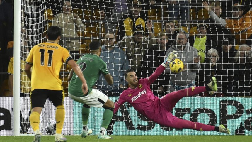 Newcastle twice squanders lead to draw 2-2 at Wolves in Premier League