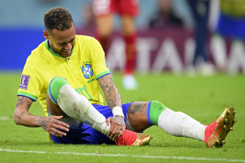 Neymar shows swollen ankle, plans to return at World Cup