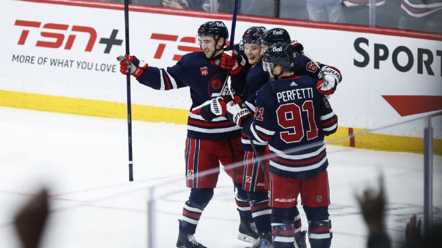 Niederreiter scores twice to lift Winnipeg Jets to 5-1 win over Boston Bruins