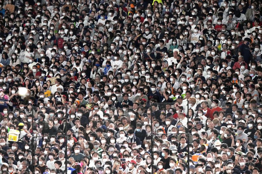 No masks required, but Japanese fans still wear them at WBC