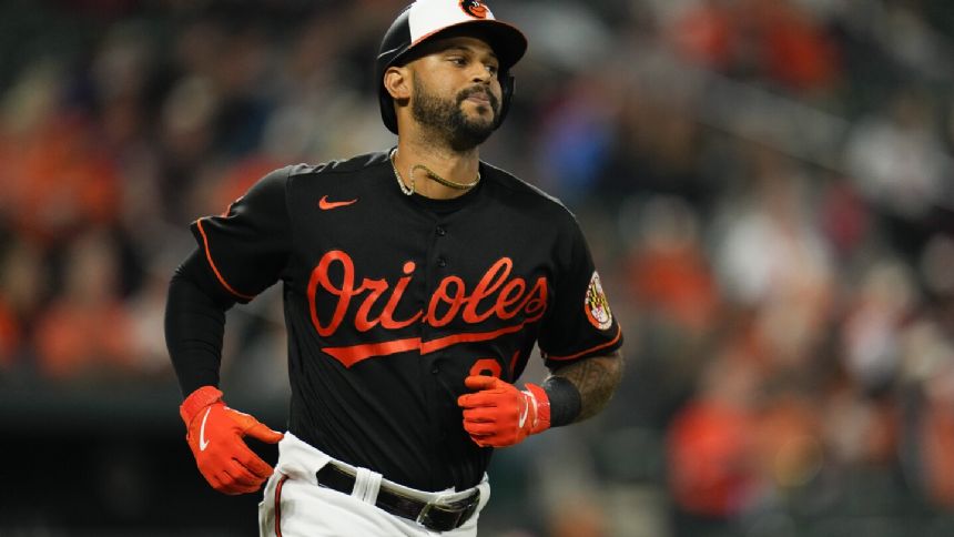 Orioles' Hyde says Hicks missed a hit-and-run sign when Henderson was caught stealing in Game 1