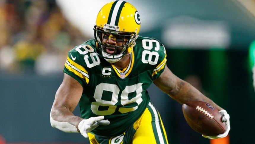 Packers' Marcedes Lewis is aiming to break the record for most seasons played by a tight end